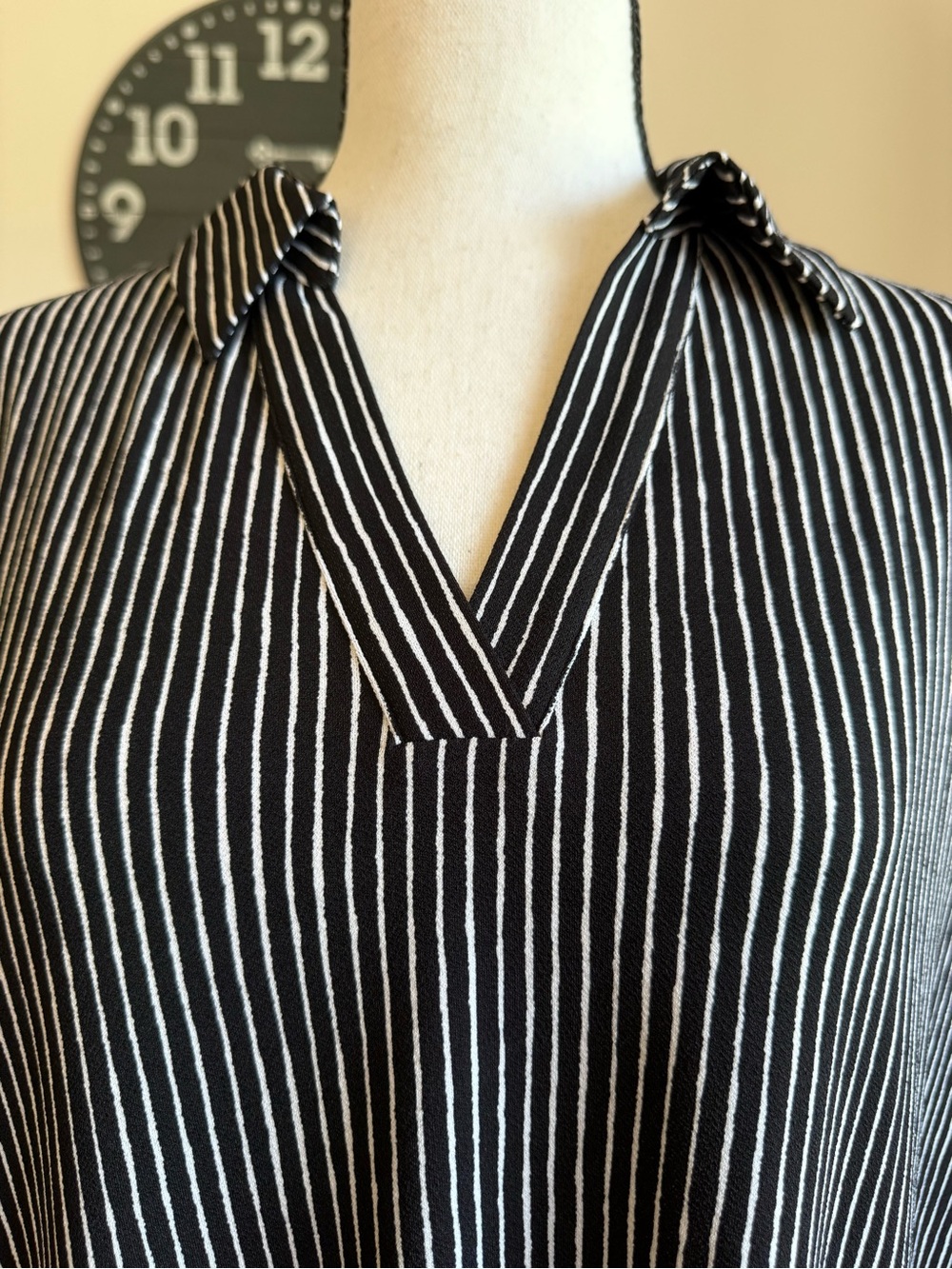 Adrianna Papell Black White Vertical Striped V-Neck Blouse Top Size L - Picture 2 of 9